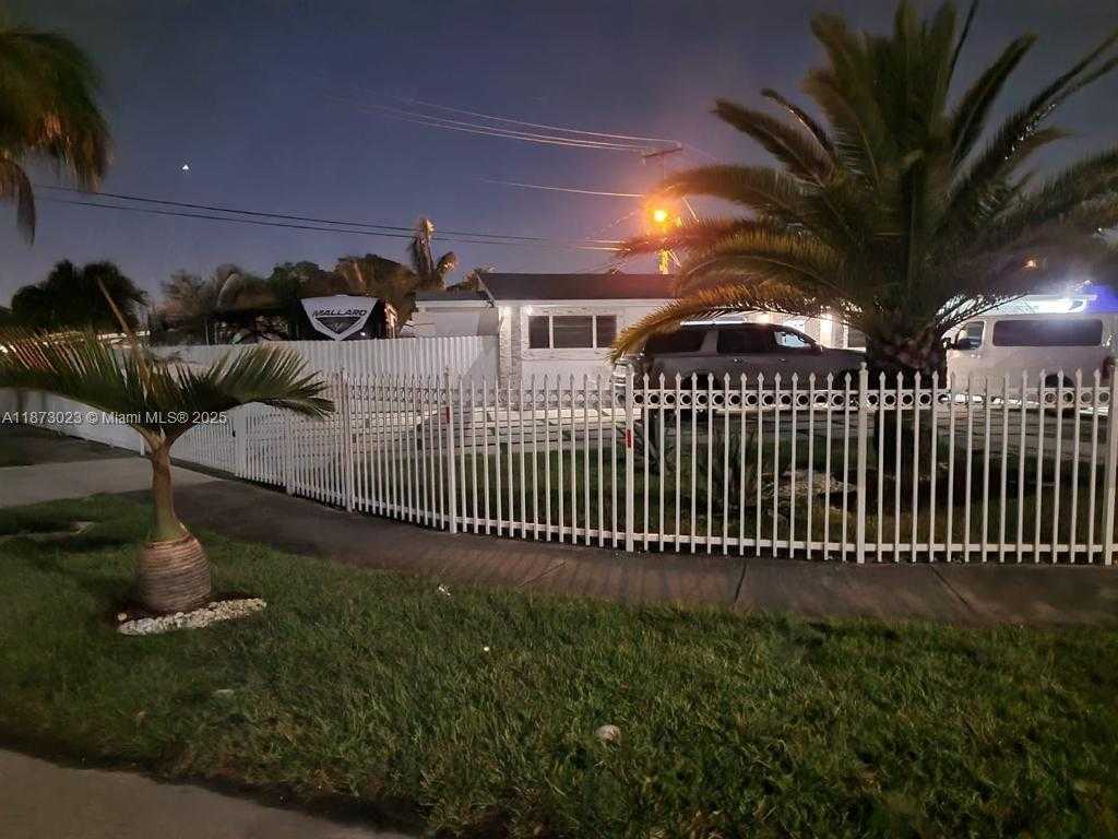 Small Image of 18120 NORTH WEST 49TH AVE, Miami Gardens Number 7