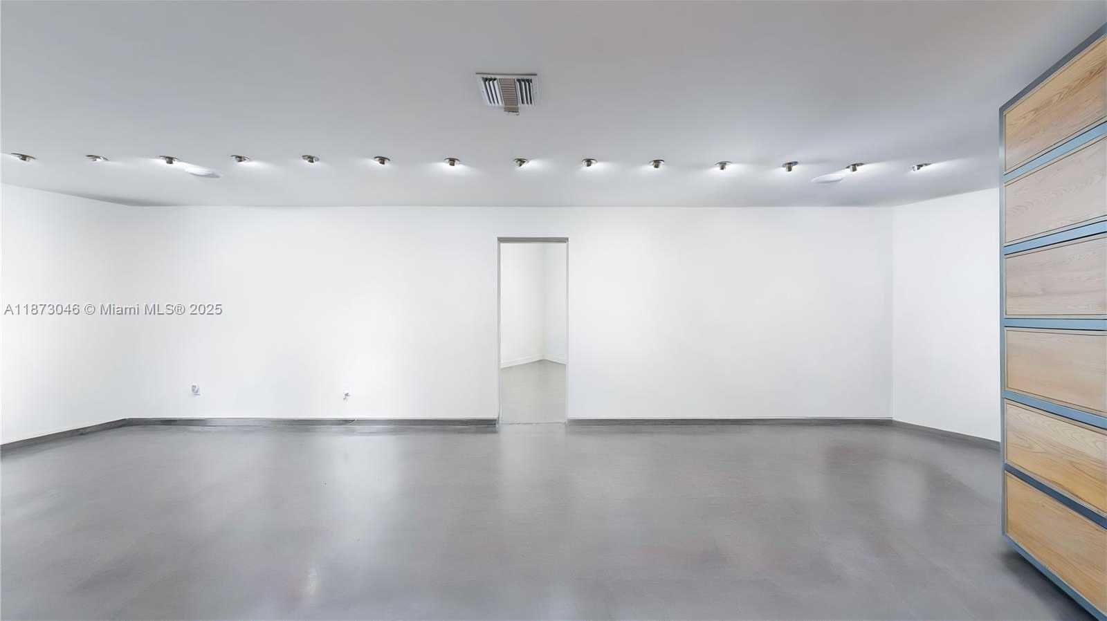 Small Image of 2101 TIGERTAIL AVE, Miami Number 23