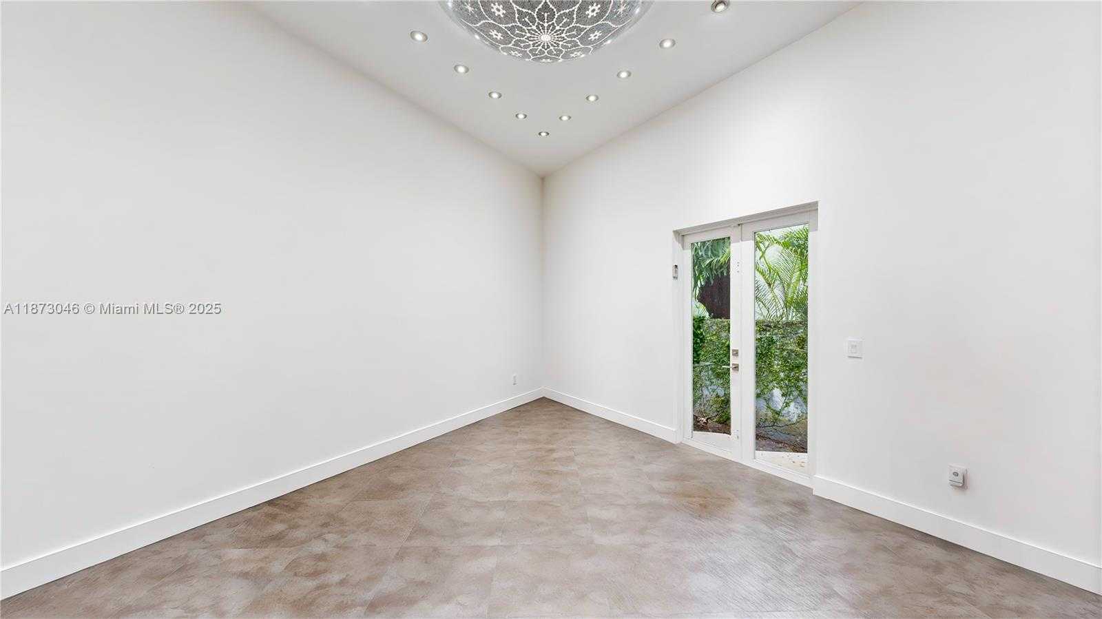 Small Image of 2101 TIGERTAIL AVE, Miami Number 39