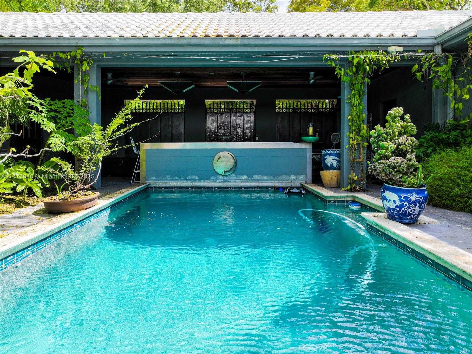 Small Image of 2101 TIGERTAIL AVE, Miami Number 4