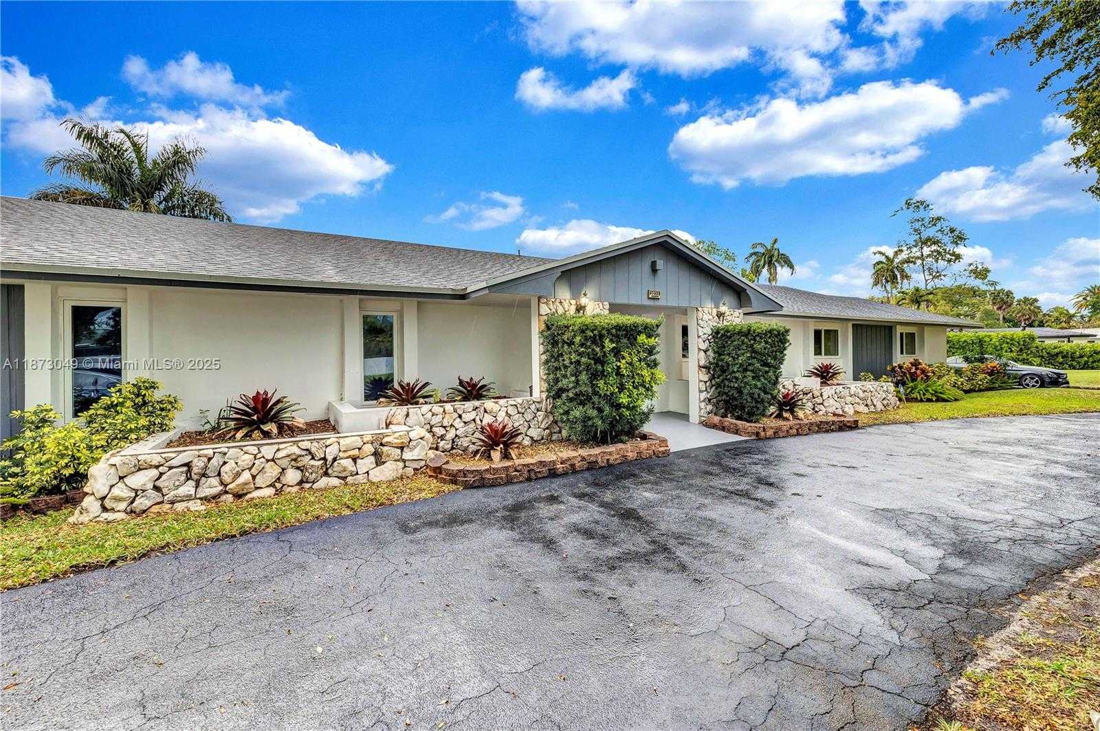 Small Image of 3211 CALLE LARGO DR, Hollywood Number 3