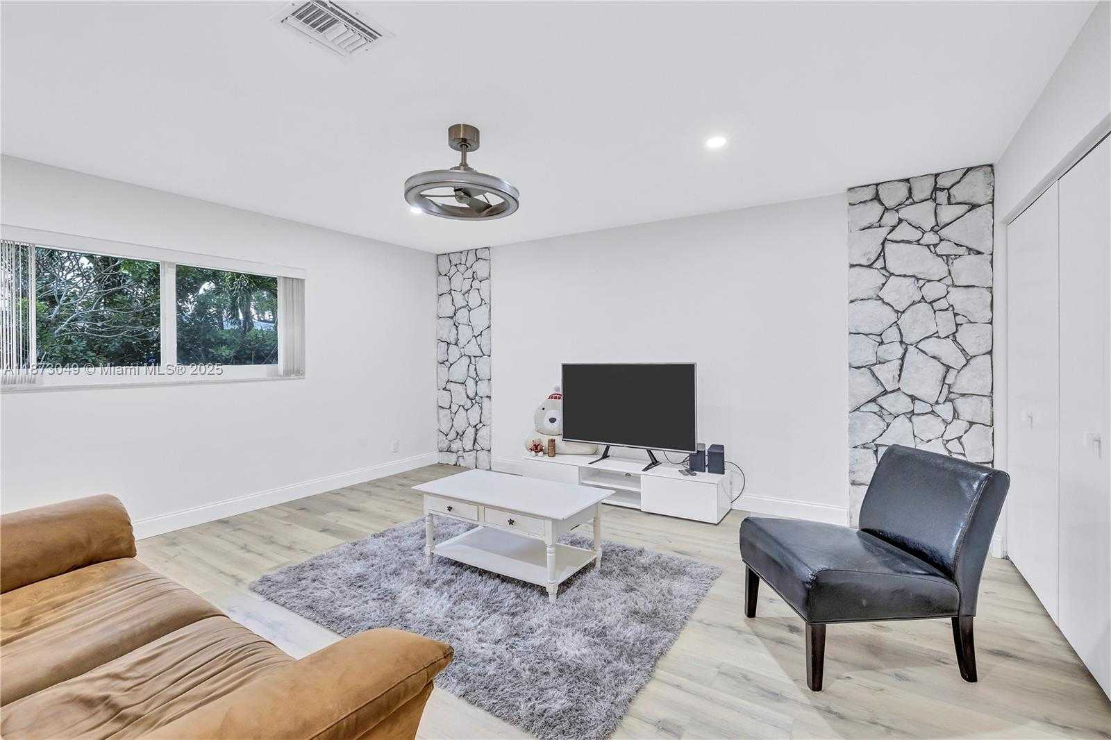 Small Image of 3211 CALLE LARGO DR, Hollywood Number 9