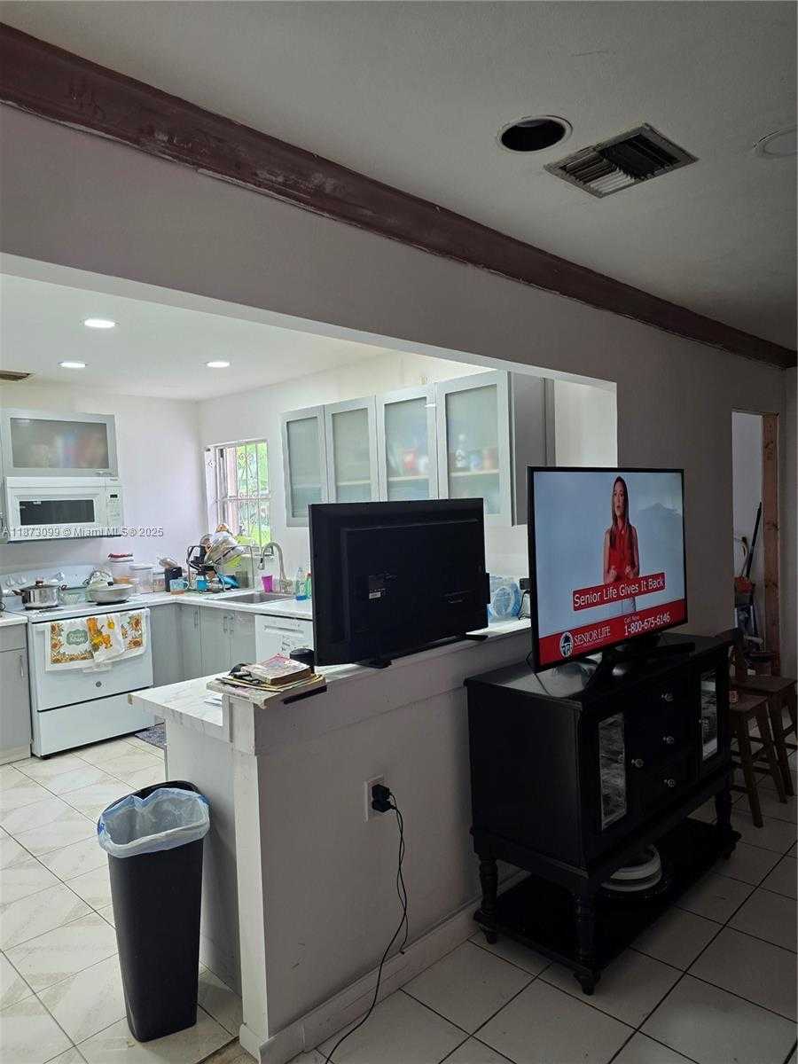 Small Image of 1010 NORTH WEST 196TH ST, Miami Gardens Number 4