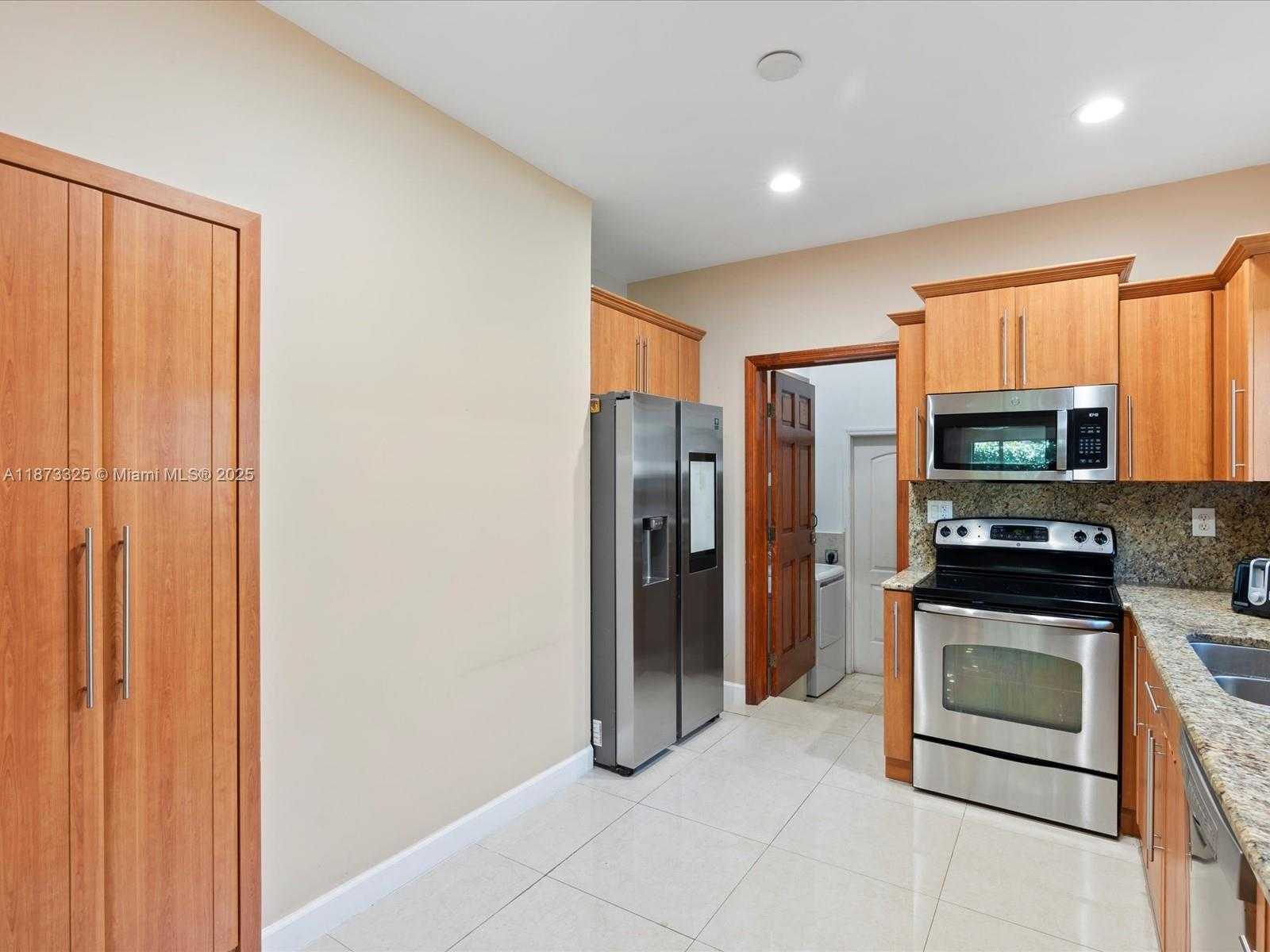 Small Image of 9457 CARLYLE AVE, Surfside Number 11