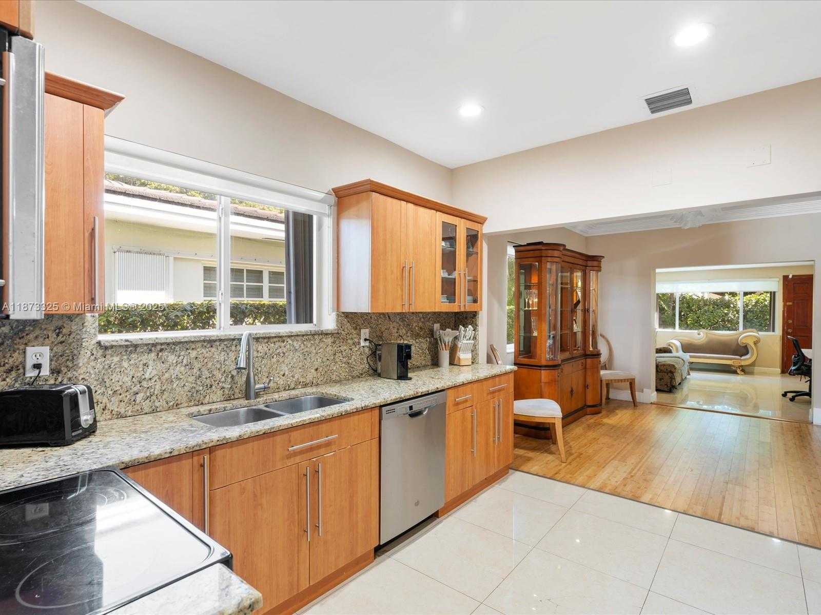 Small Image of 9457 CARLYLE AVE, Surfside Number 12