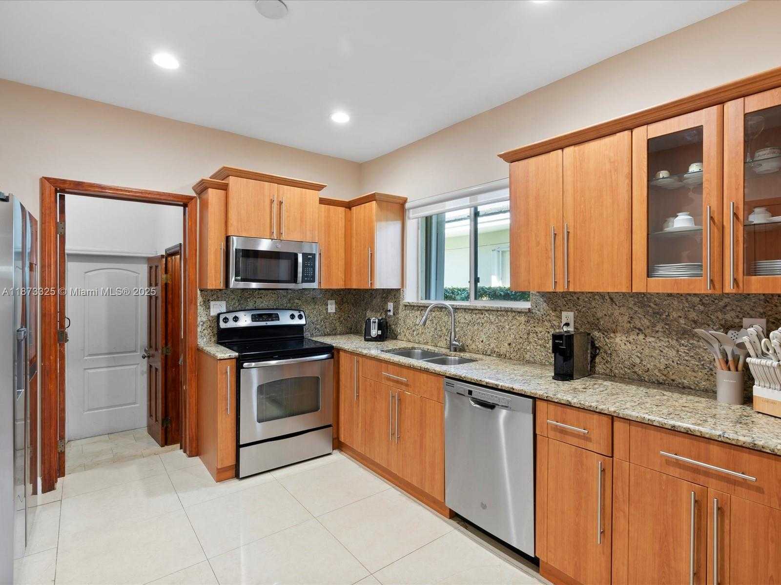 Small Image of 9457 CARLYLE AVE, Surfside Number 8