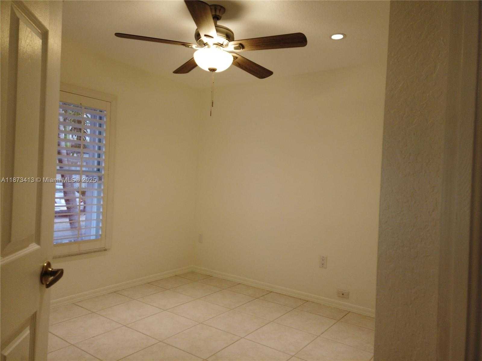 Small Image of 1140 LIDFLOWER ST, Hollywood Number 10