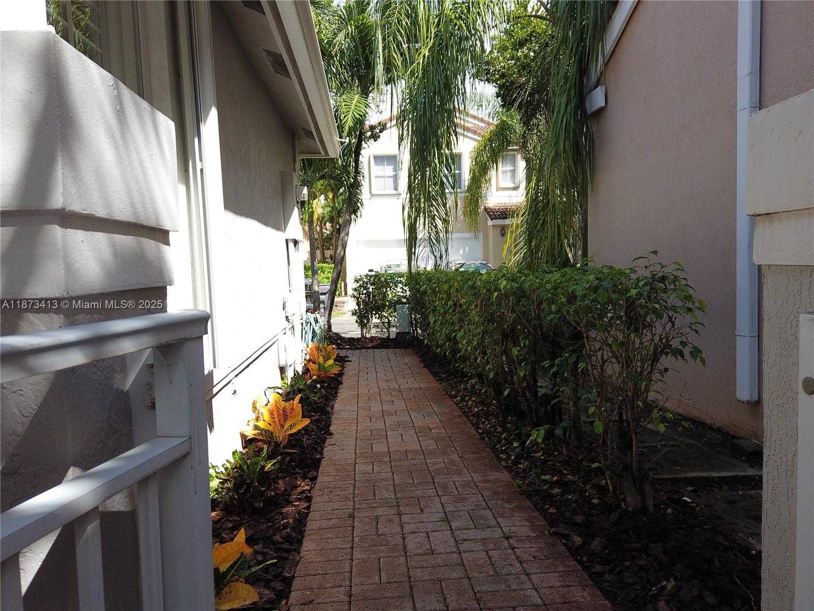 Small Image of 1140 LIDFLOWER ST, Hollywood Number 18