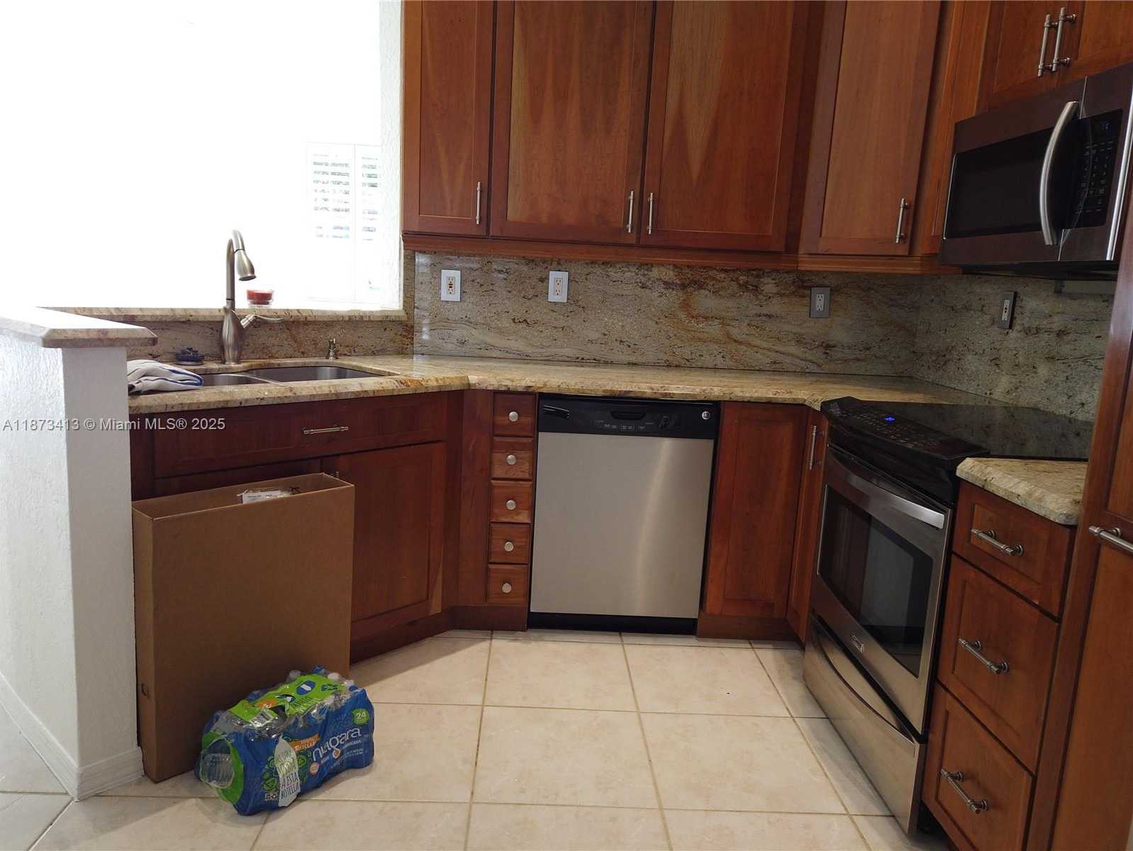 Small Image of 1140 LIDFLOWER ST, Hollywood Number 4