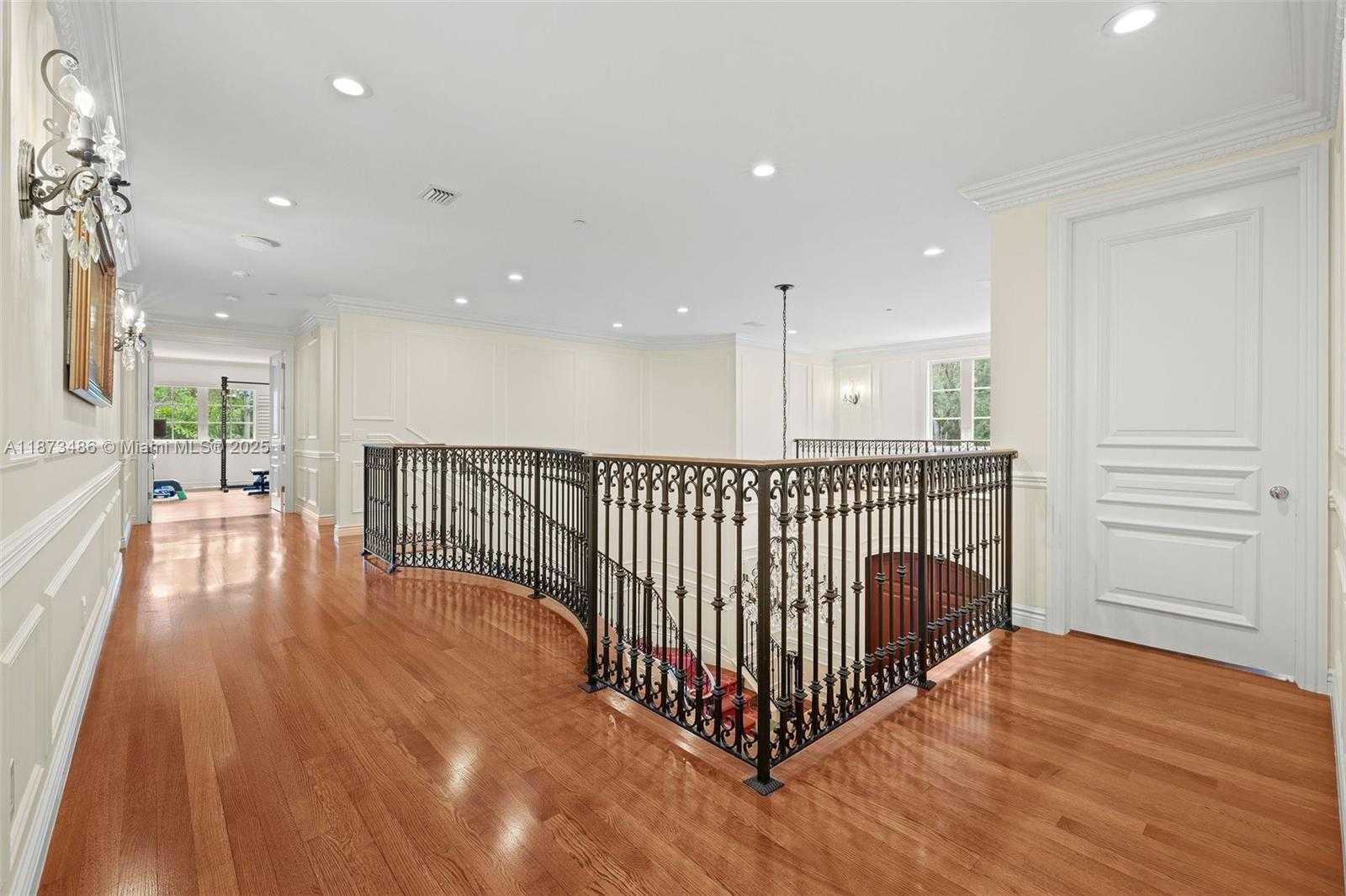 Small Image of 5400 BANYAN TRL, Coral Gables Number 49