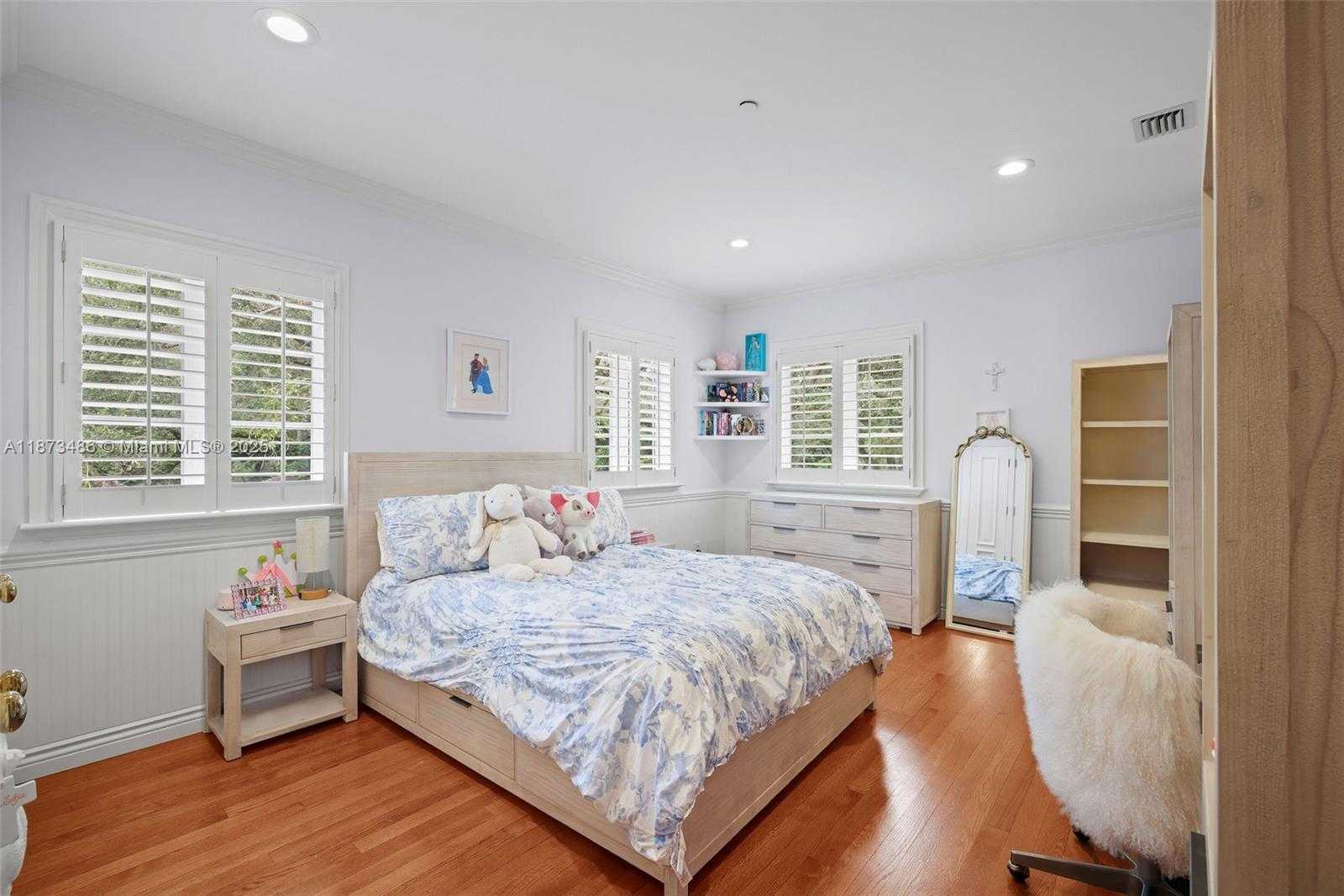 Small Image of 5400 BANYAN TRL, Coral Gables Number 50