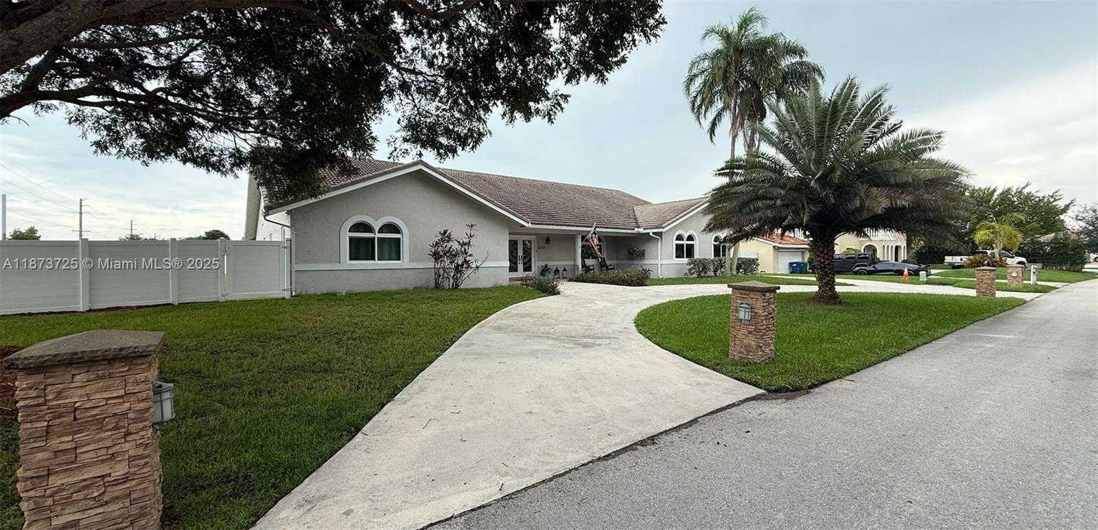 Small Image of 10700 SOUTH WEST 139TH RD, Miami Number 2