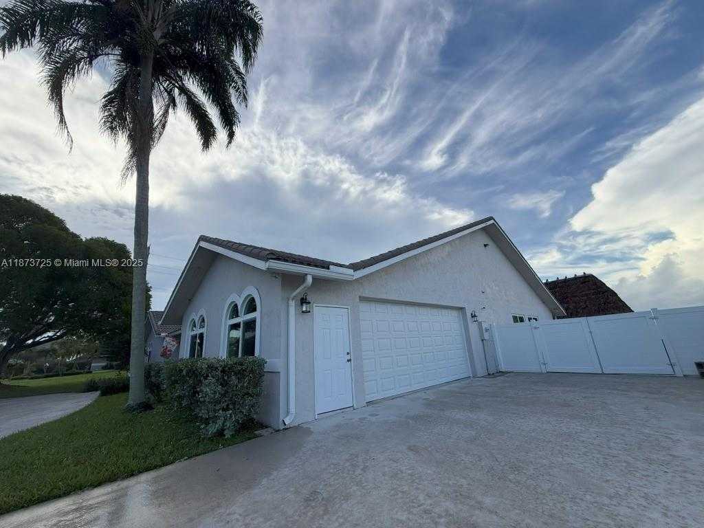 Small Image of 10700 SOUTH WEST 139TH RD, Miami Number 3