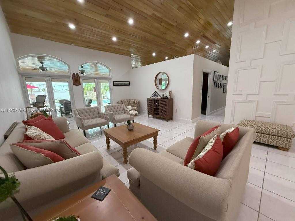 Small Image of 10700 SOUTH WEST 139TH RD, Miami Number 4