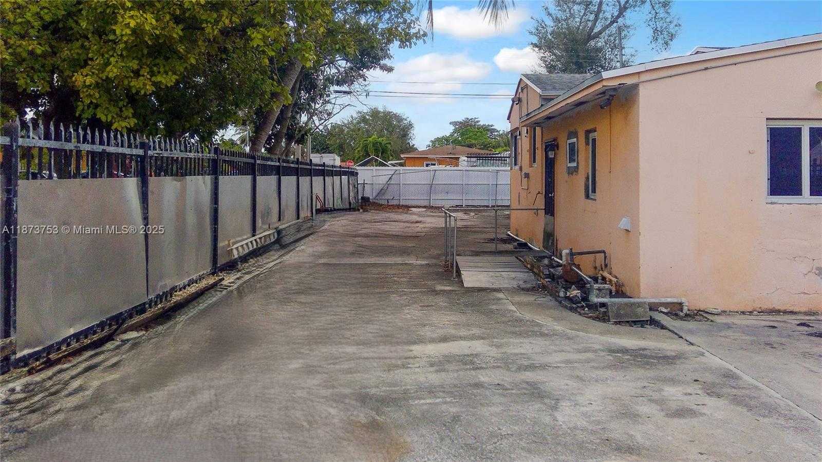 Small Image of 2995 NORTH WEST 88TH ST, Miami Number 19