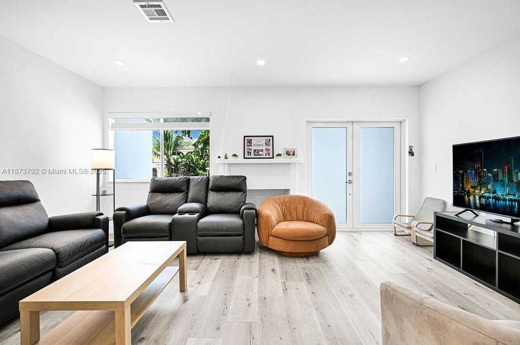 Small Image of 876 NORTH EAST 81ST ST, Miami Number 10