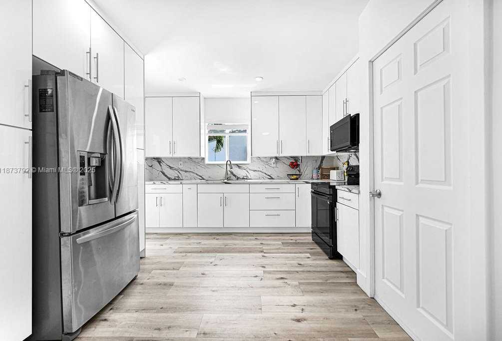 Small Image of 876 NORTH EAST 81ST ST, Miami Number 16