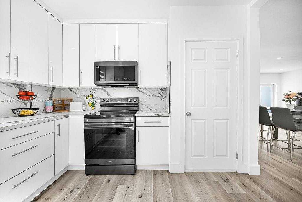 Small Image of 876 NORTH EAST 81ST ST, Miami Number 18
