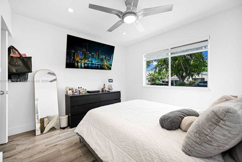 Small Image of 876 NORTH EAST 81ST ST, Miami Number 21