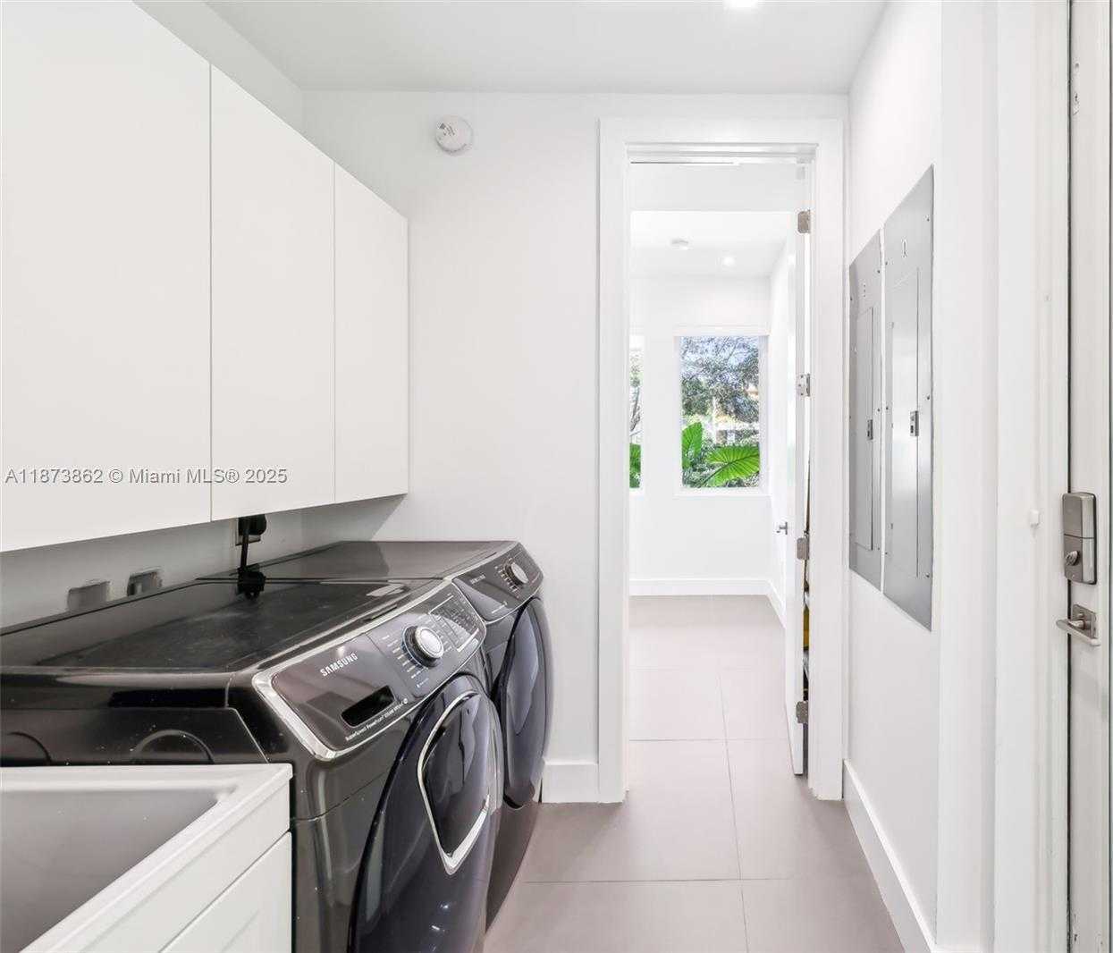 Small Image of 425 HARBOR DR, Key Biscayne Number 23
