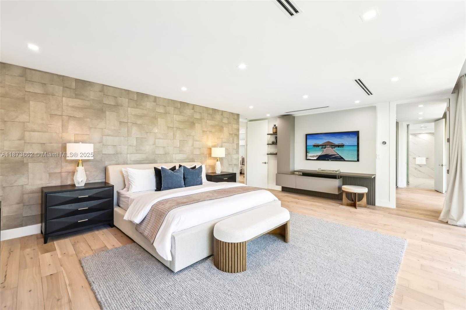 Small Image of 425 HARBOR DR, Key Biscayne Number 28