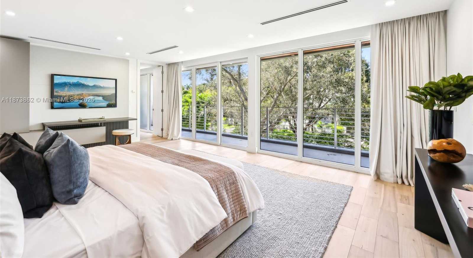 Small Image of 425 HARBOR DR, Key Biscayne Number 29