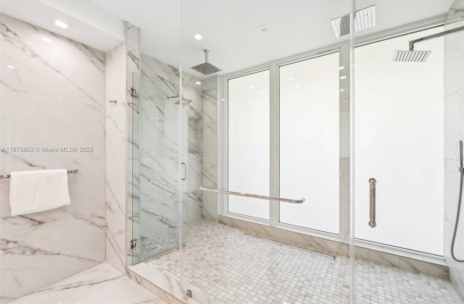 Small Image of 425 HARBOR DR, Key Biscayne Number 33
