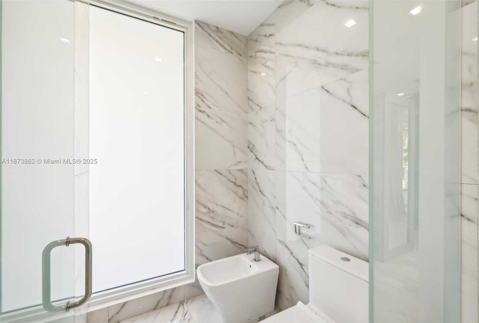 Small Image of 425 HARBOR DR, Key Biscayne Number 34