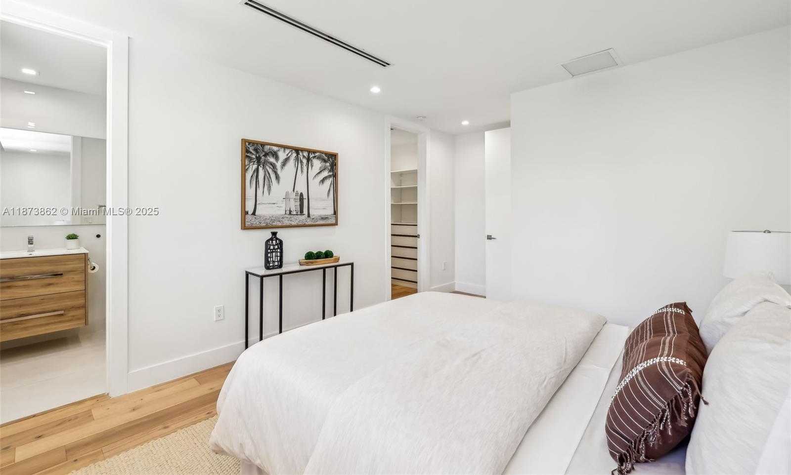 Small Image of 425 HARBOR DR, Key Biscayne Number 37