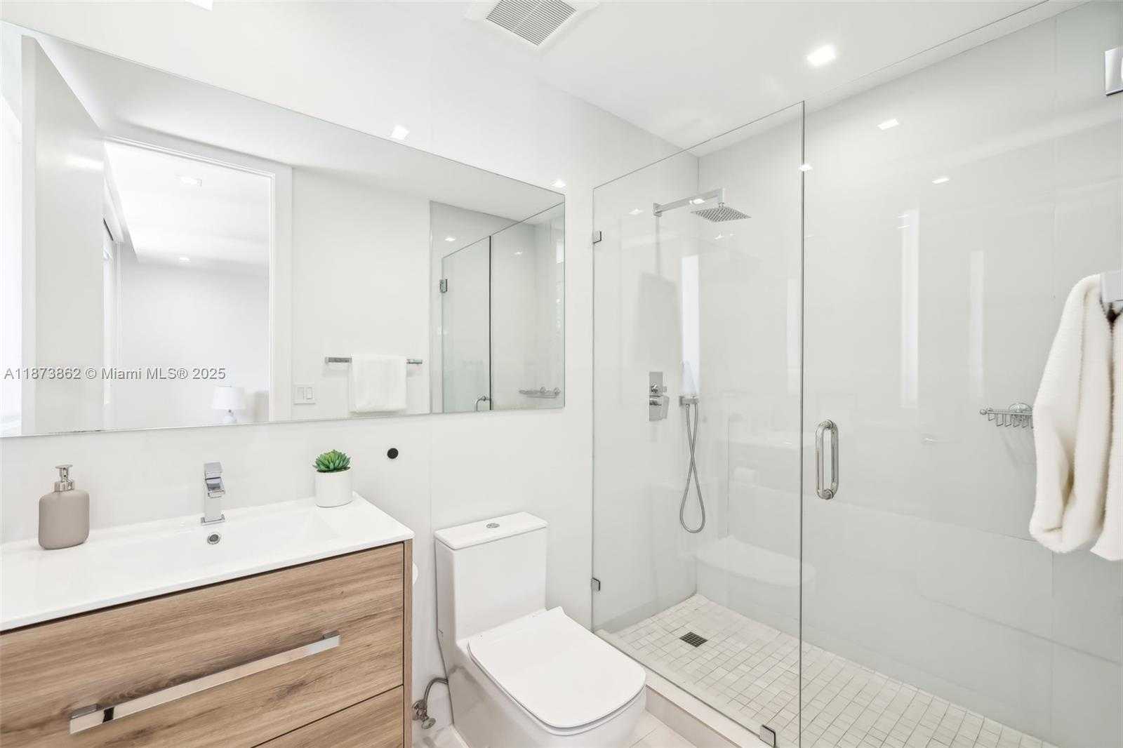 Small Image of 425 HARBOR DR, Key Biscayne Number 38