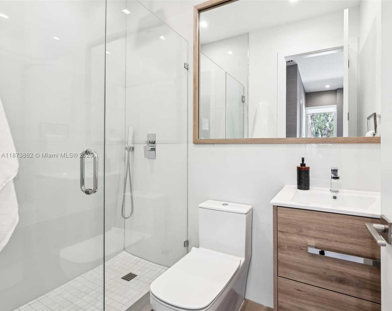 Small Image of 425 HARBOR DR, Key Biscayne Number 46
