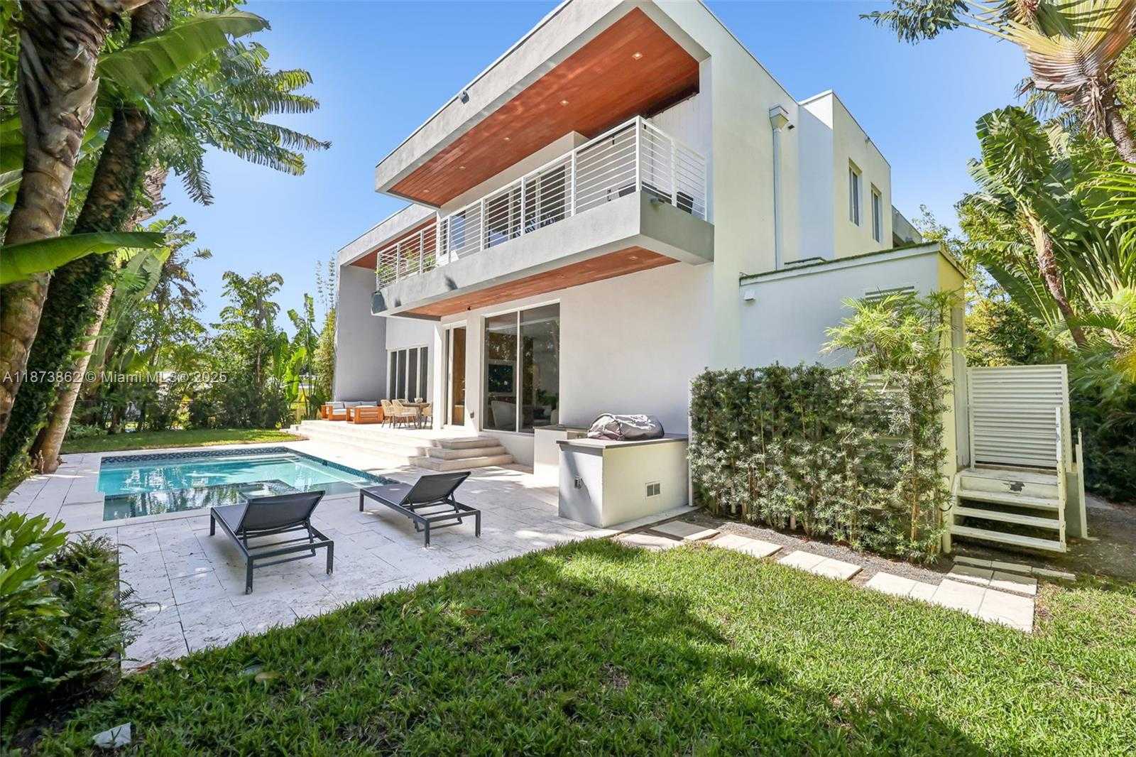 Small Image of 425 HARBOR DR, Key Biscayne Number 53