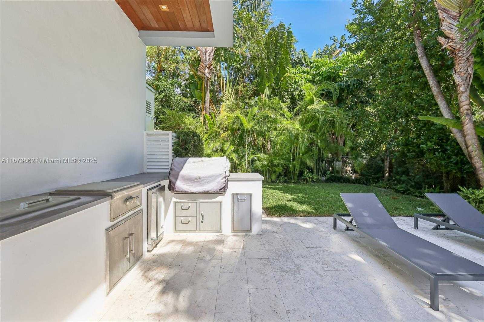 Small Image of 425 HARBOR DR, Key Biscayne Number 56
