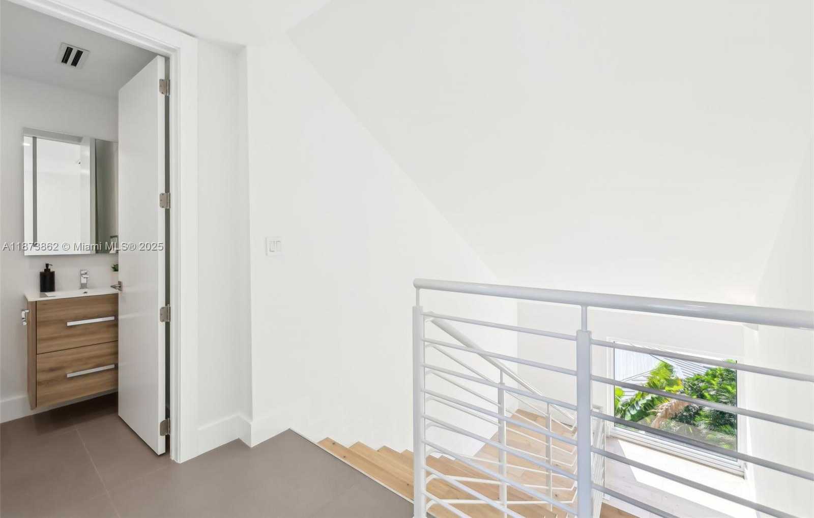 Small Image of 425 HARBOR DR, Key Biscayne Number 58