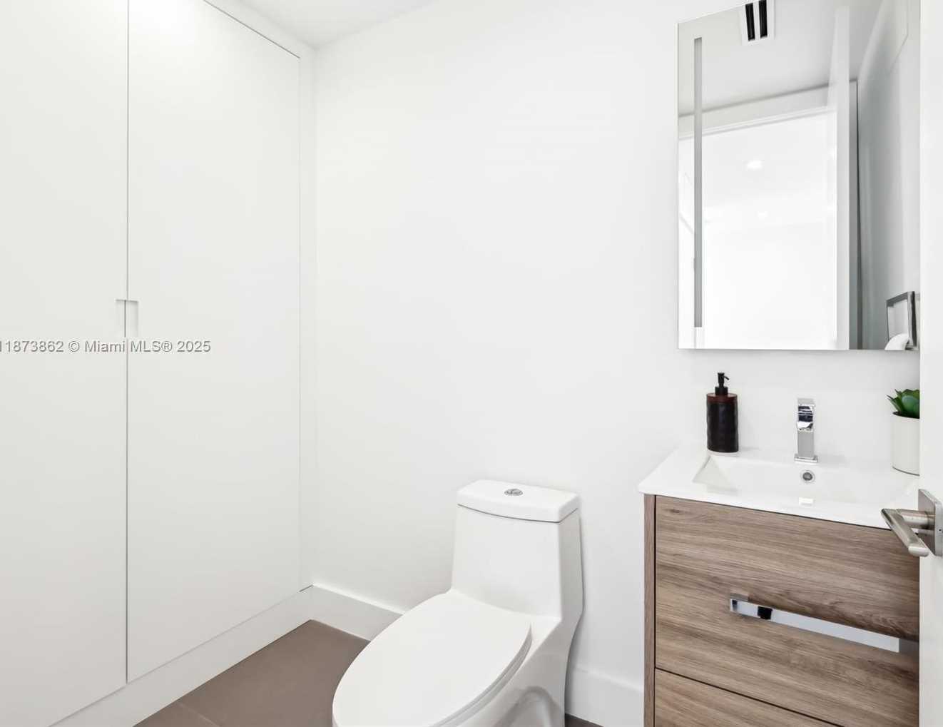 Small Image of 425 HARBOR DR, Key Biscayne Number 59