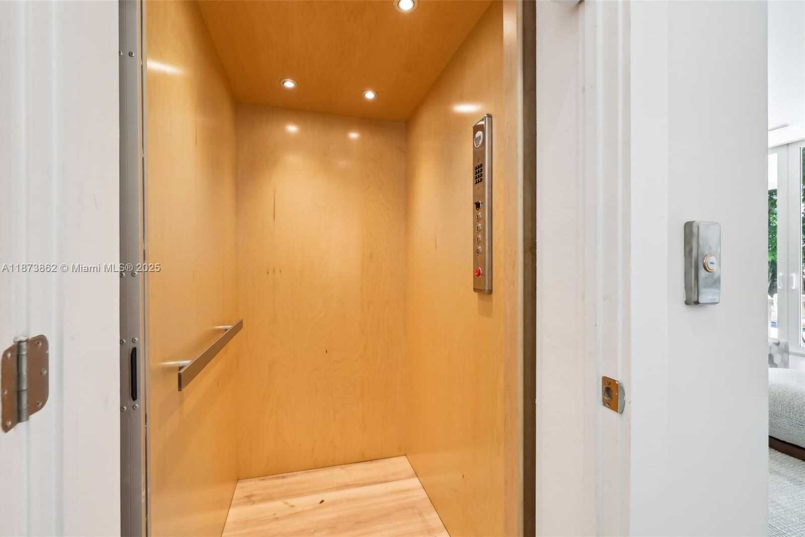 Small Image of 425 HARBOR DR, Key Biscayne Number 8