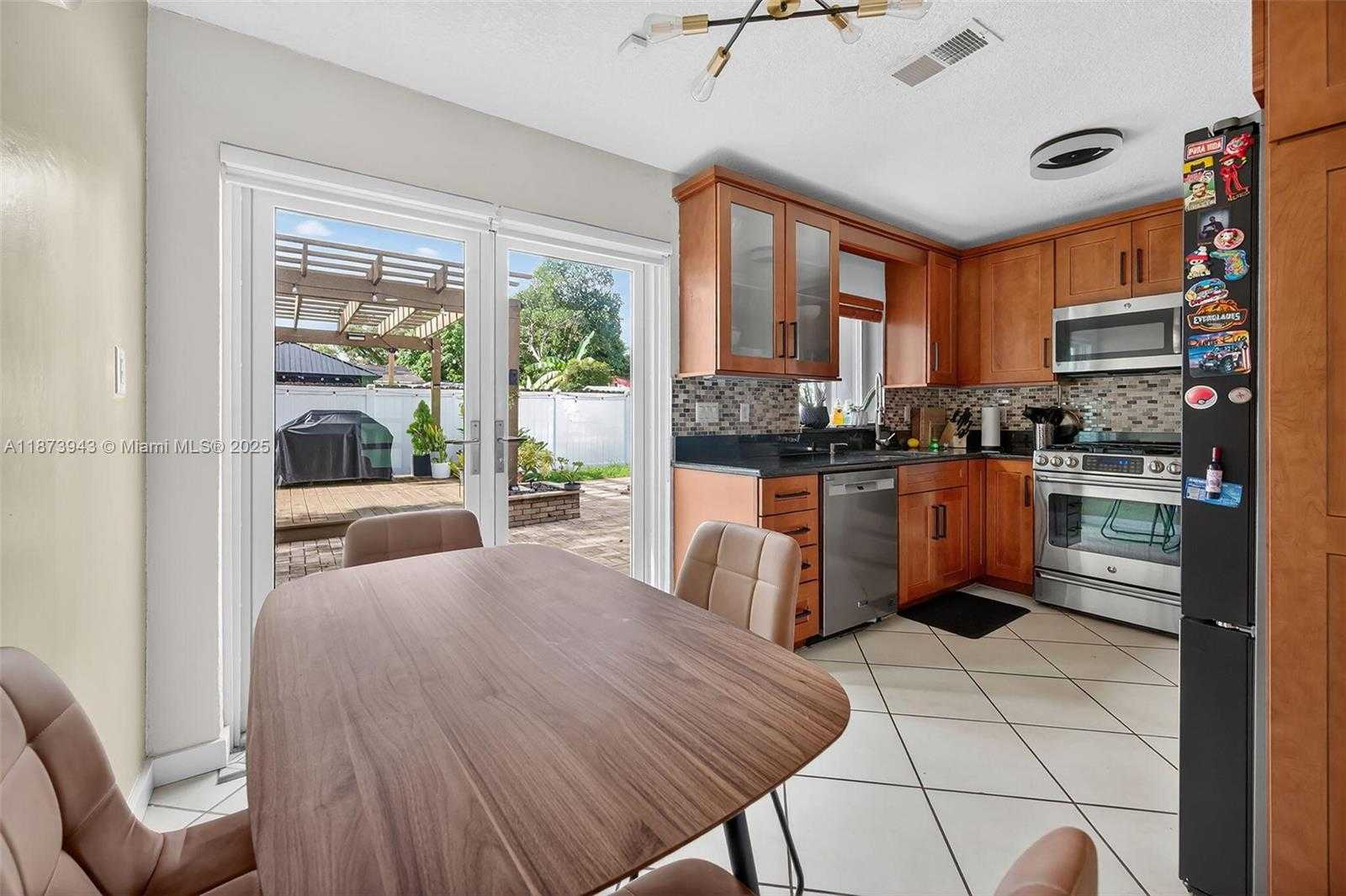Small Image of 6640 DOUGLAS ST, Hollywood Number 10