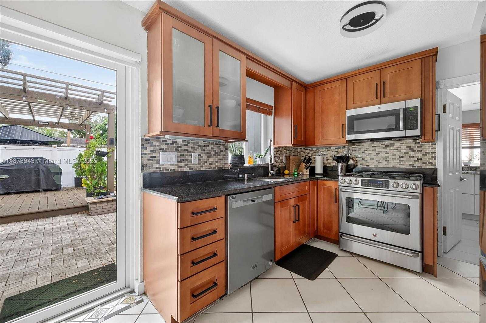 Small Image of 6640 DOUGLAS ST, Hollywood Number 16