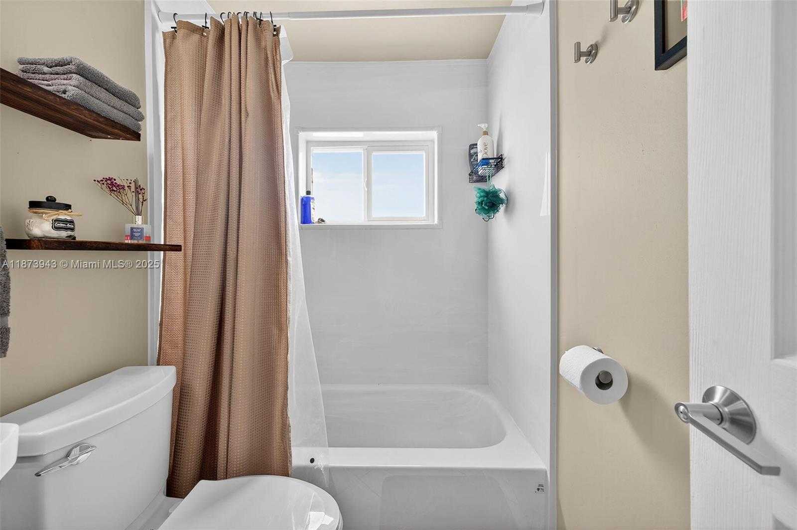 Small Image of 6640 DOUGLAS ST, Hollywood Number 21