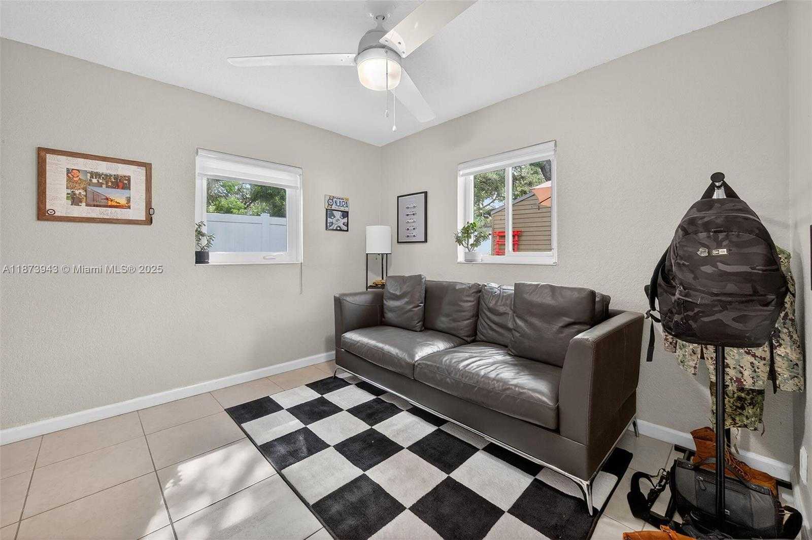 Small Image of 6640 DOUGLAS ST, Hollywood Number 22