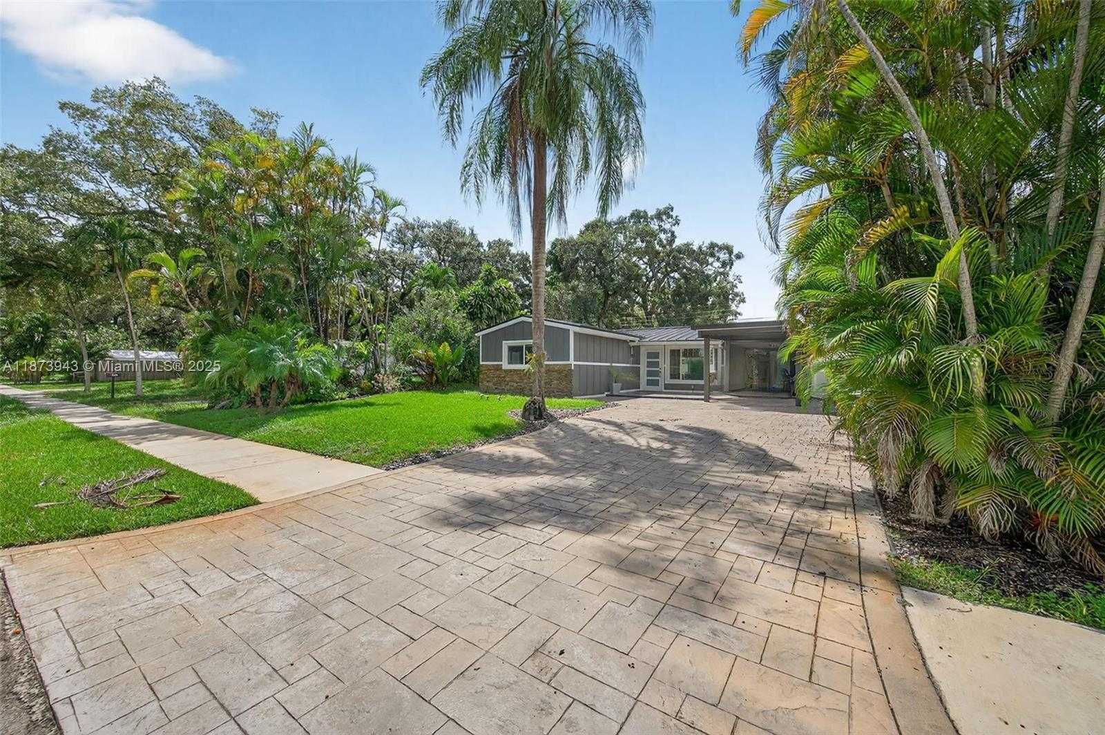 Small Image of 6640 DOUGLAS ST, Hollywood Number 3