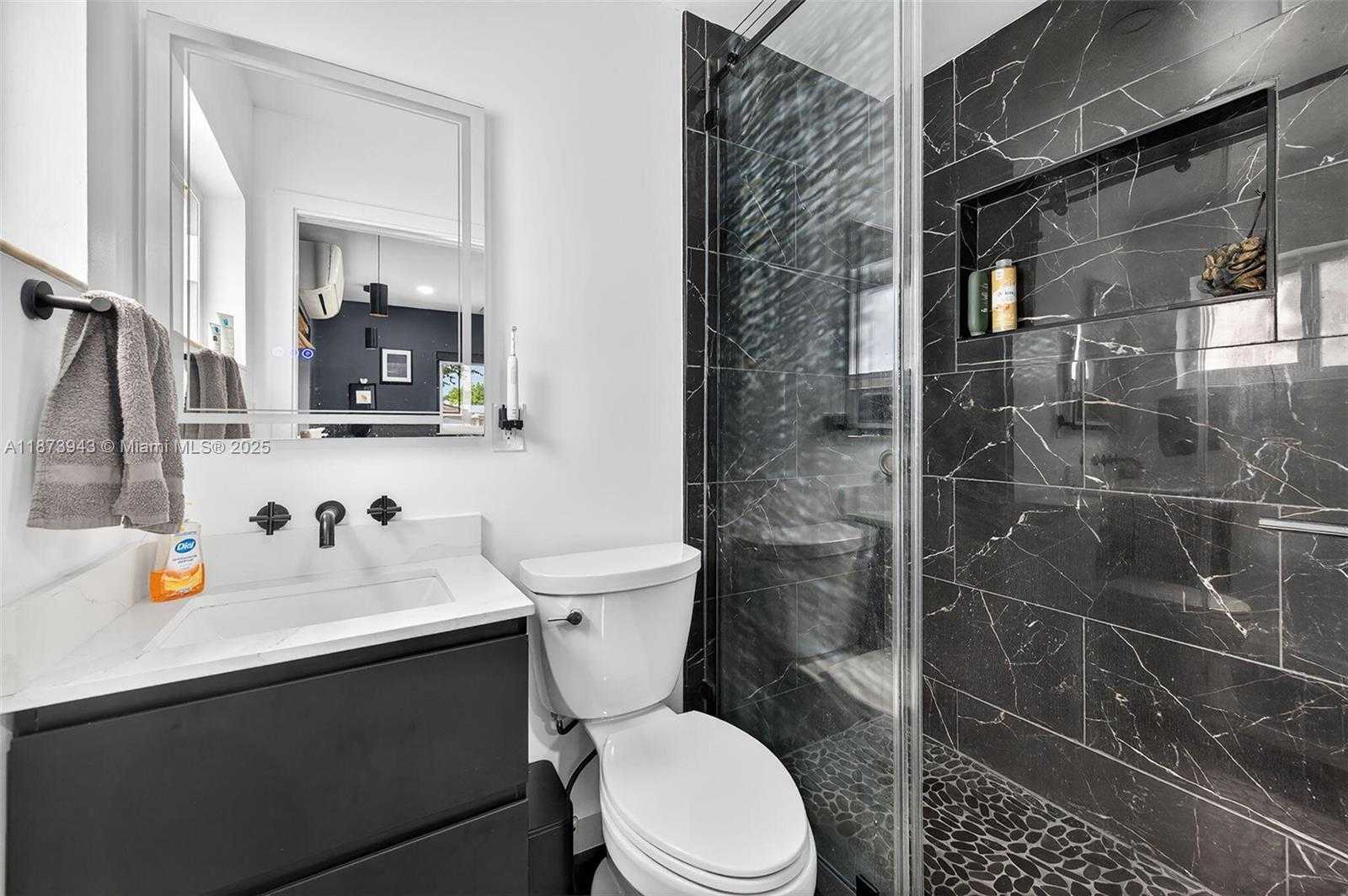 Small Image of 6640 DOUGLAS ST, Hollywood Number 30