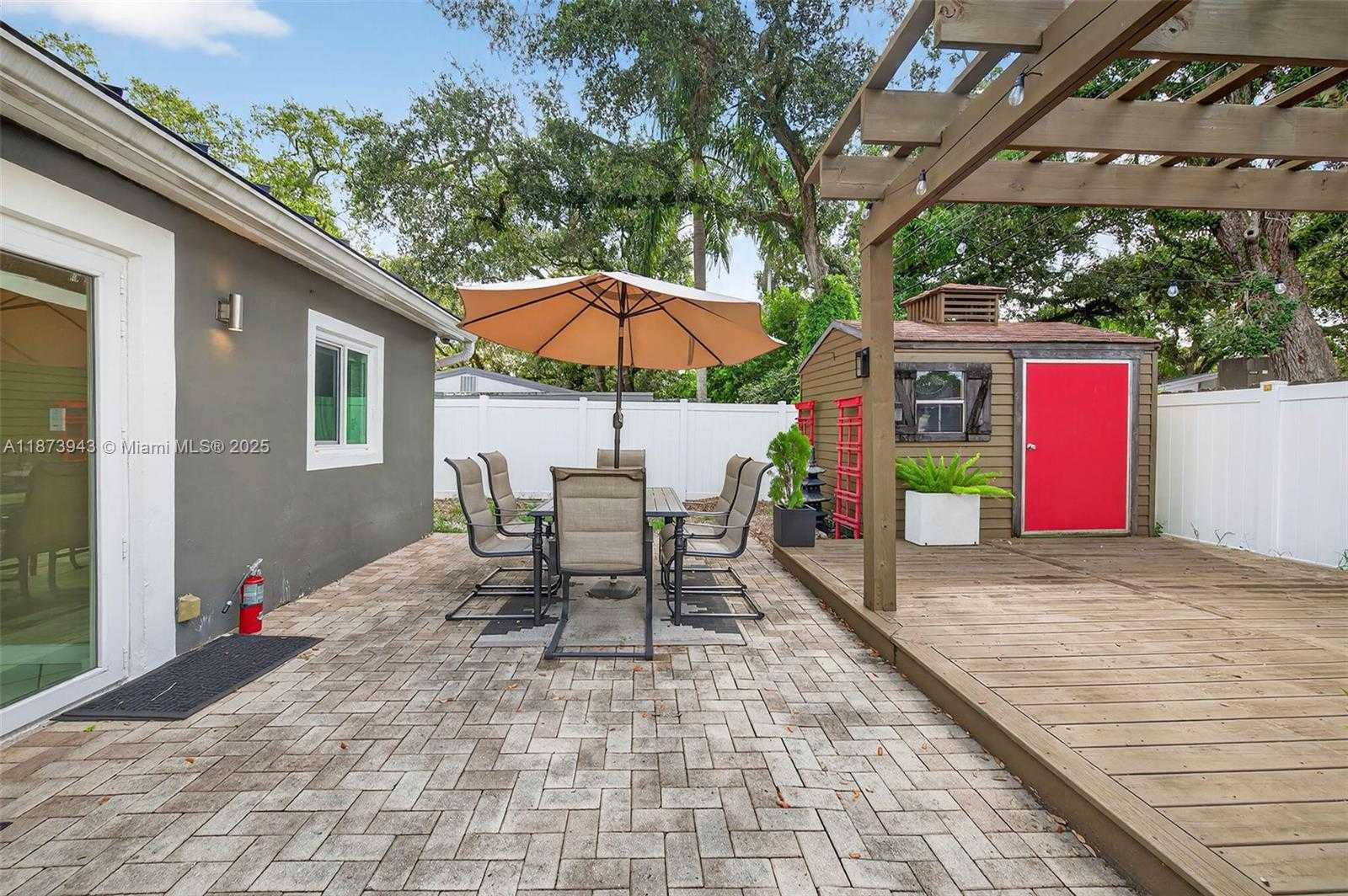 Small Image of 6640 DOUGLAS ST, Hollywood Number 37