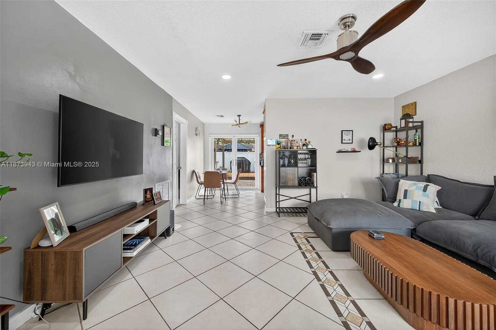 Small Image of 6640 DOUGLAS ST, Hollywood Number 5