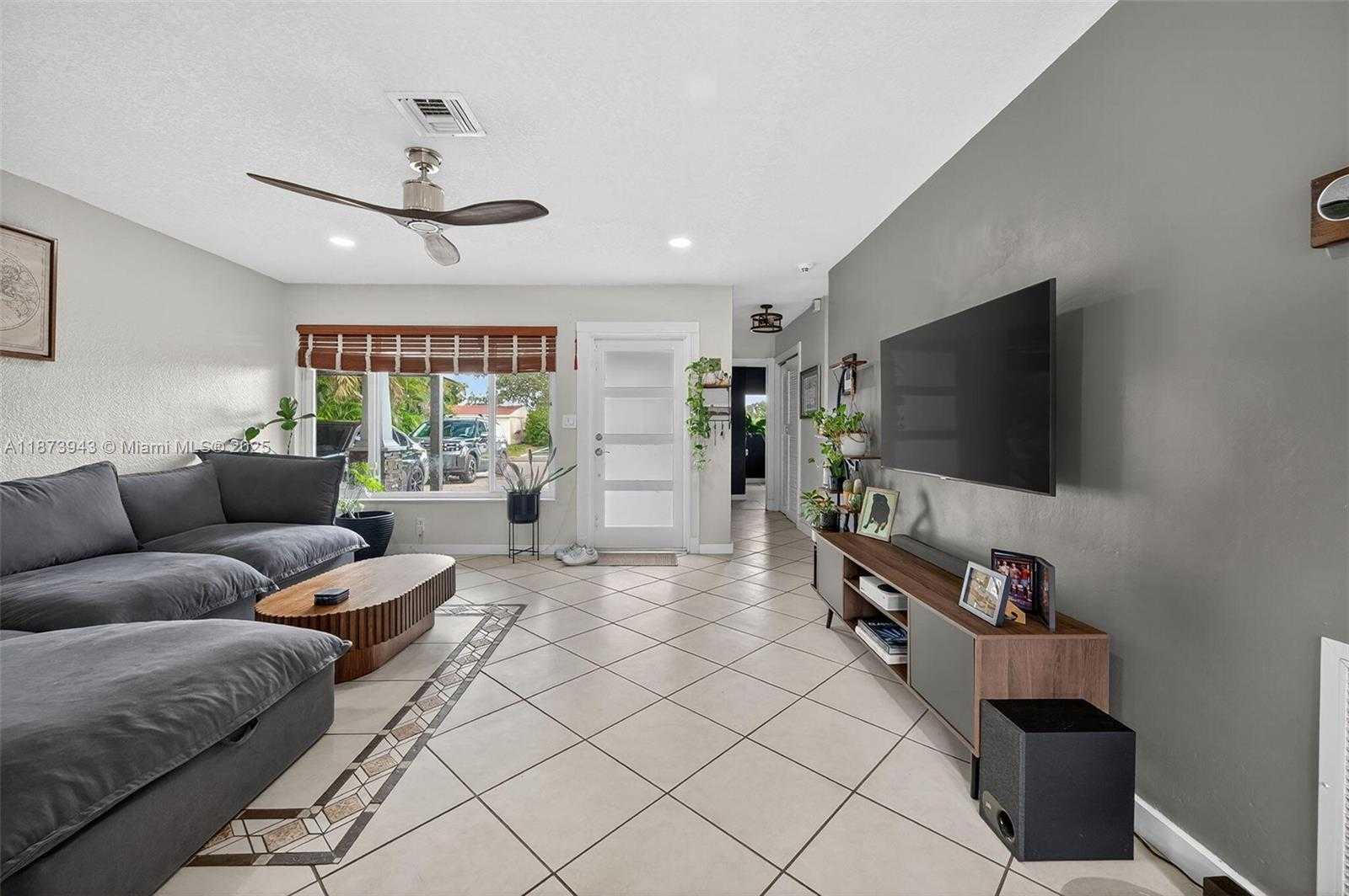 Small Image of 6640 DOUGLAS ST, Hollywood Number 6
