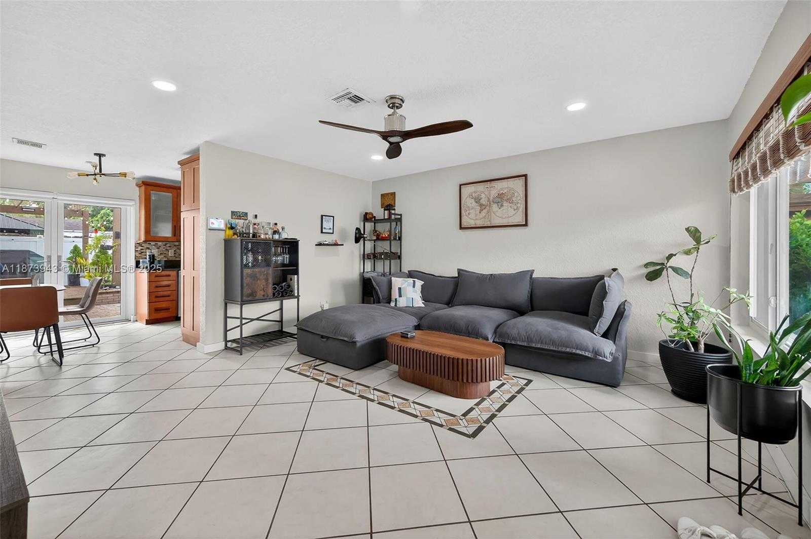 Small Image of 6640 DOUGLAS ST, Hollywood Number 7