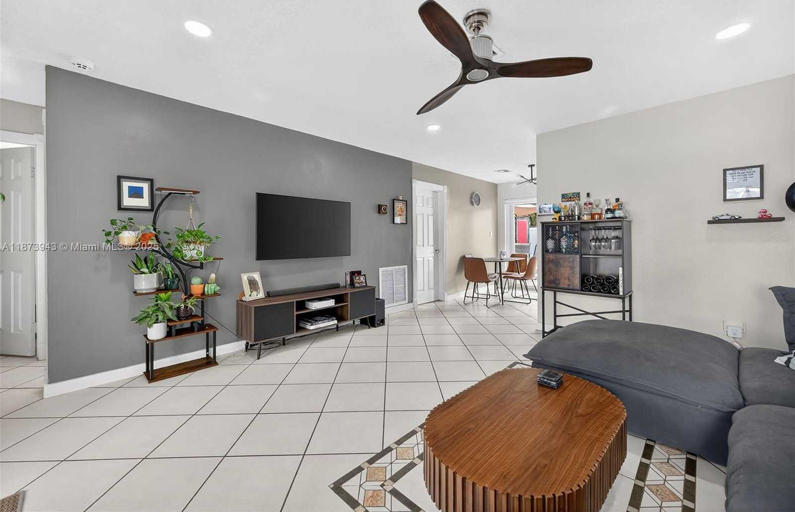 Small Image of 6640 DOUGLAS ST, Hollywood Number 8