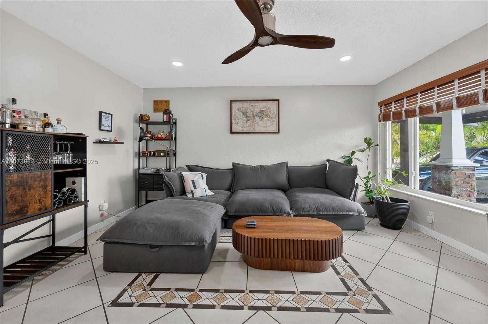 Small Image of 6640 DOUGLAS ST, Hollywood Number 9