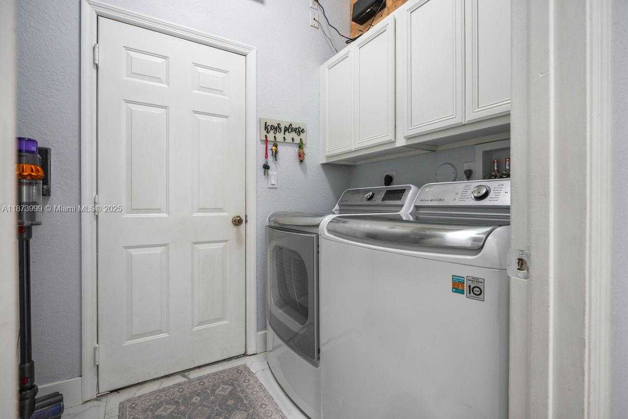 Small Image of 3899 CASCADE TER, Weston Number 22