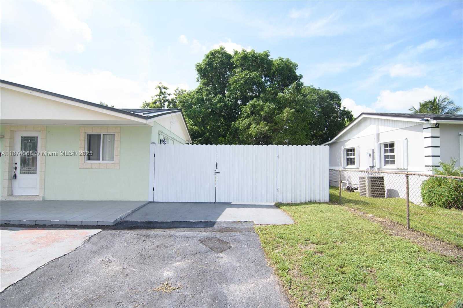 Small Image of 4526 NORTH WEST 200TH ST, Miami Gardens Number 2